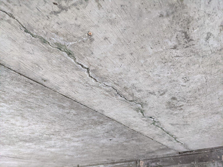 車庫の中のクラック