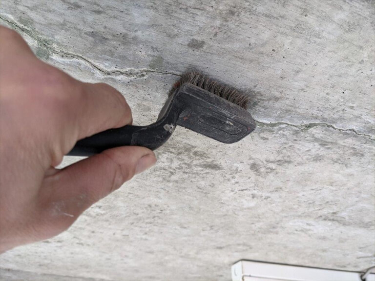 清掃作業中【Uカットシール後　Kモルタル補修】