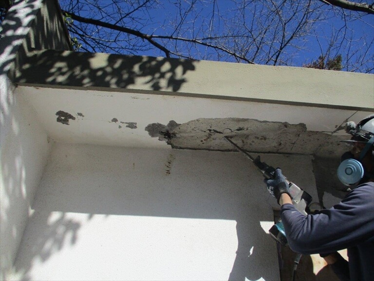 爆裂箇所の脆弱部撤去作業中【補修方法】