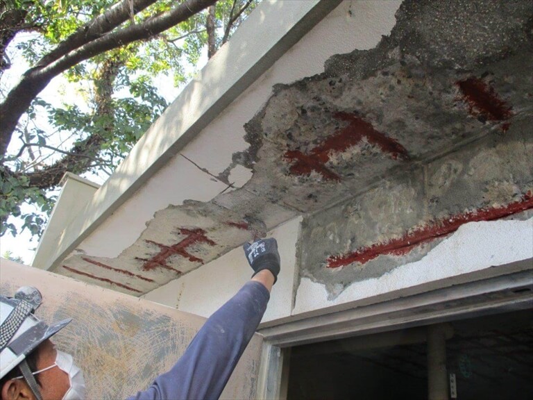 サビ止め塗布後、シーラー塗布作業中【補修方法】