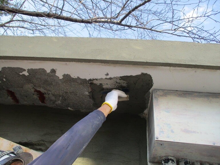 モルタル作業中【補修方法】