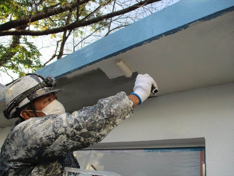 上塗り１回目作業中【補修方法】