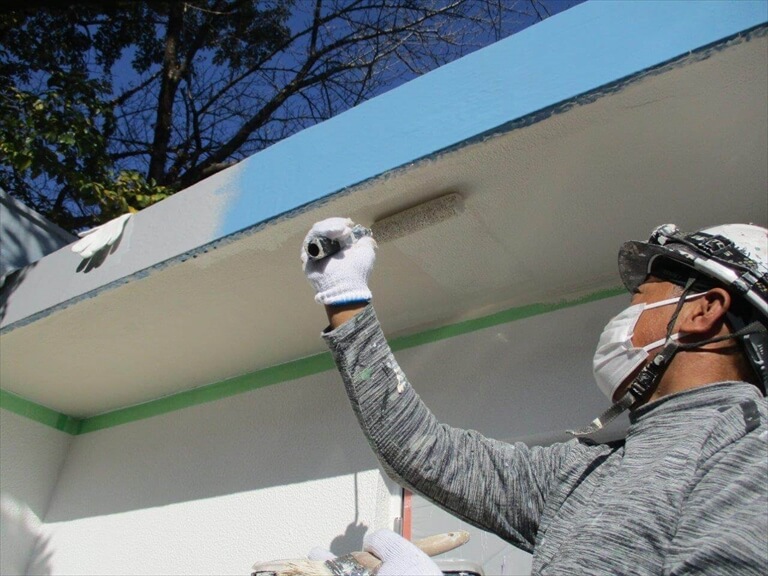 上塗り２回目作業中【補修方法】