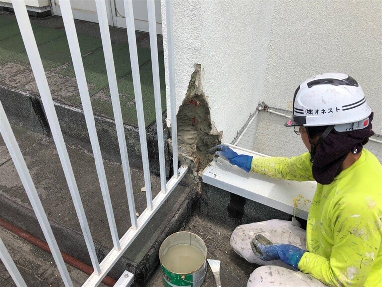 モルタル作業中【補修方法】