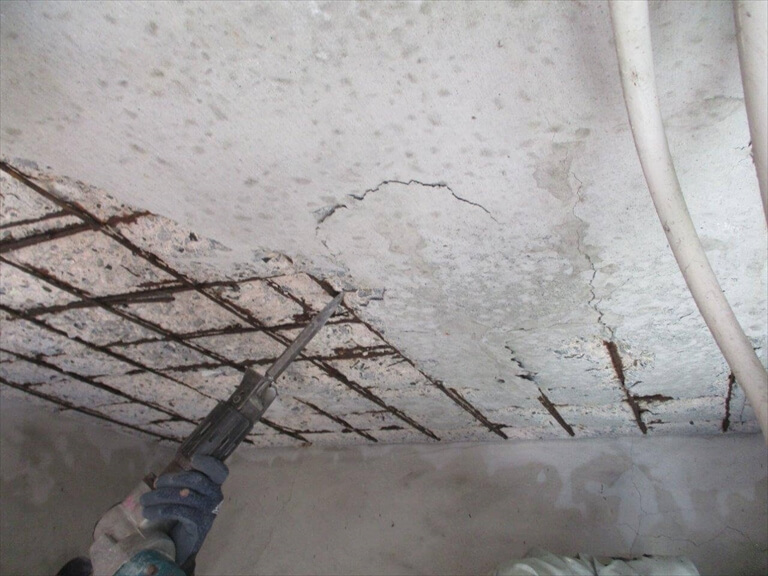 爆裂箇所の脆弱部撤去作業中【補修方法】