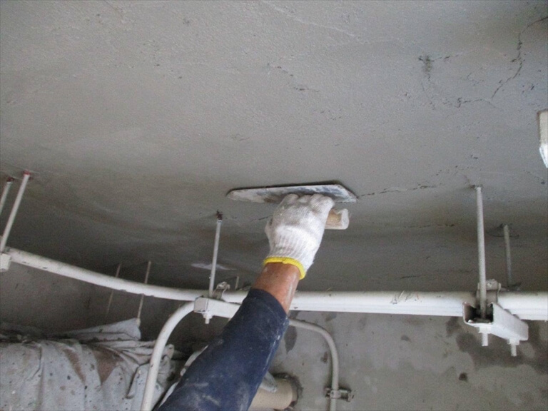 モルタル３回目作業中【補修方法】