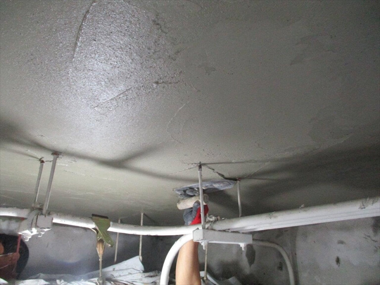 モルタル仕上げ作業中【補修方法】