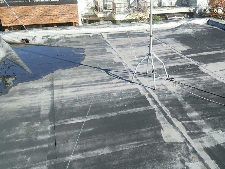 剥がれや浮きが見られる1