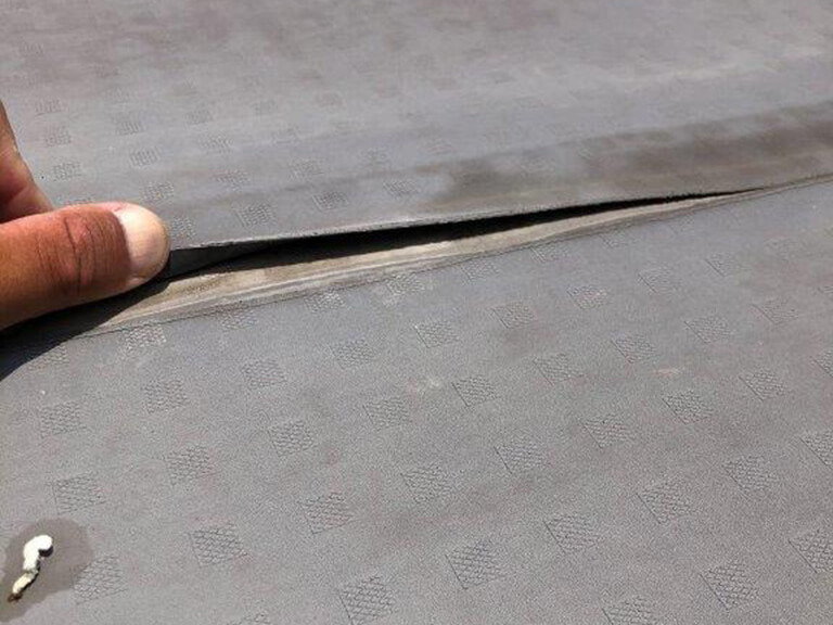 剥がれや浮きが見られる2